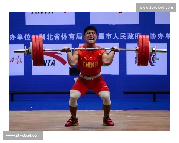 巅峰力量较量：两位举重高手的极限对决瞬间揭秘
